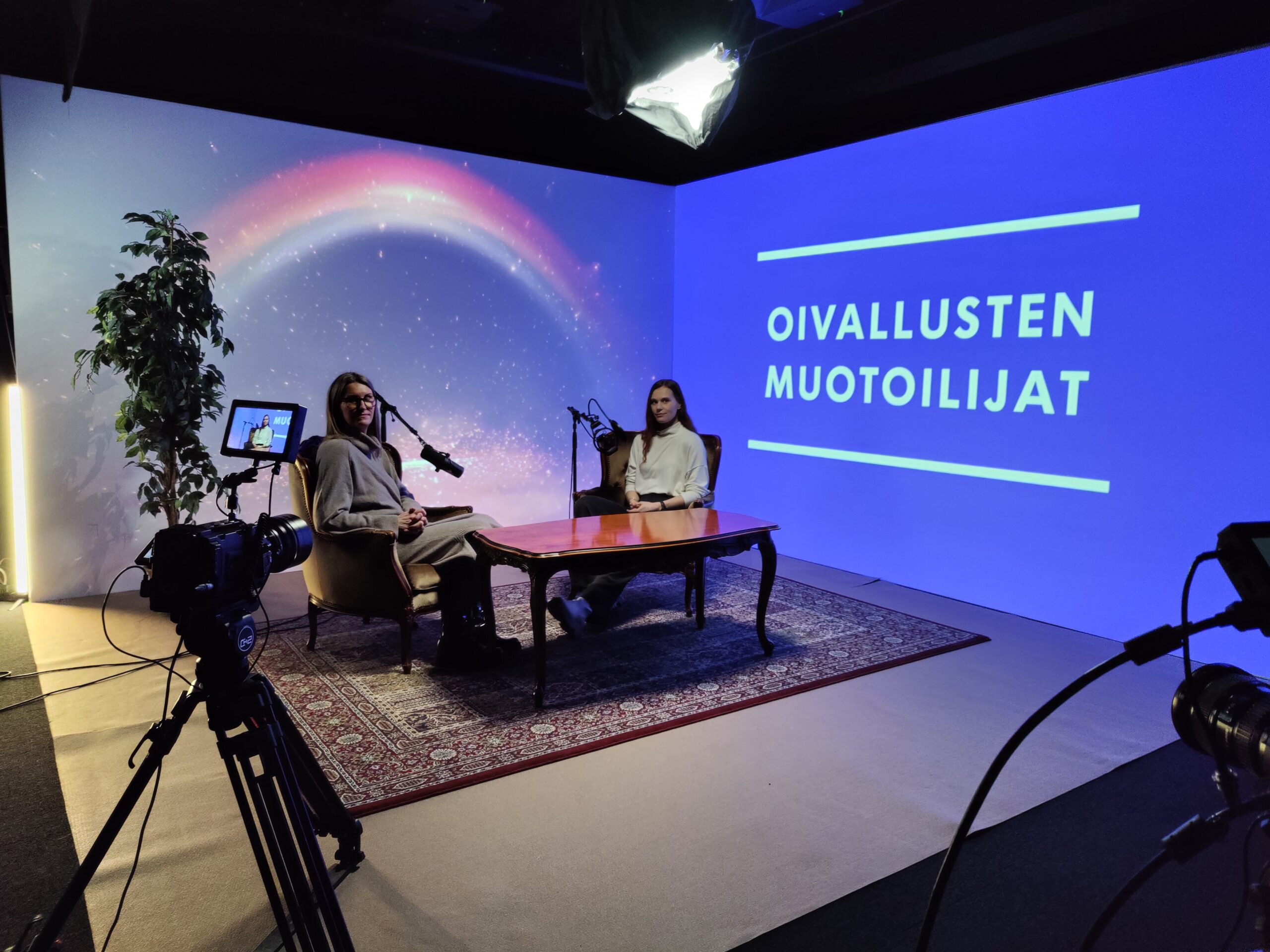 Marianna istuu studiossa Marjutin kanssa ja keskustelee kameran edessä mikkeihin.