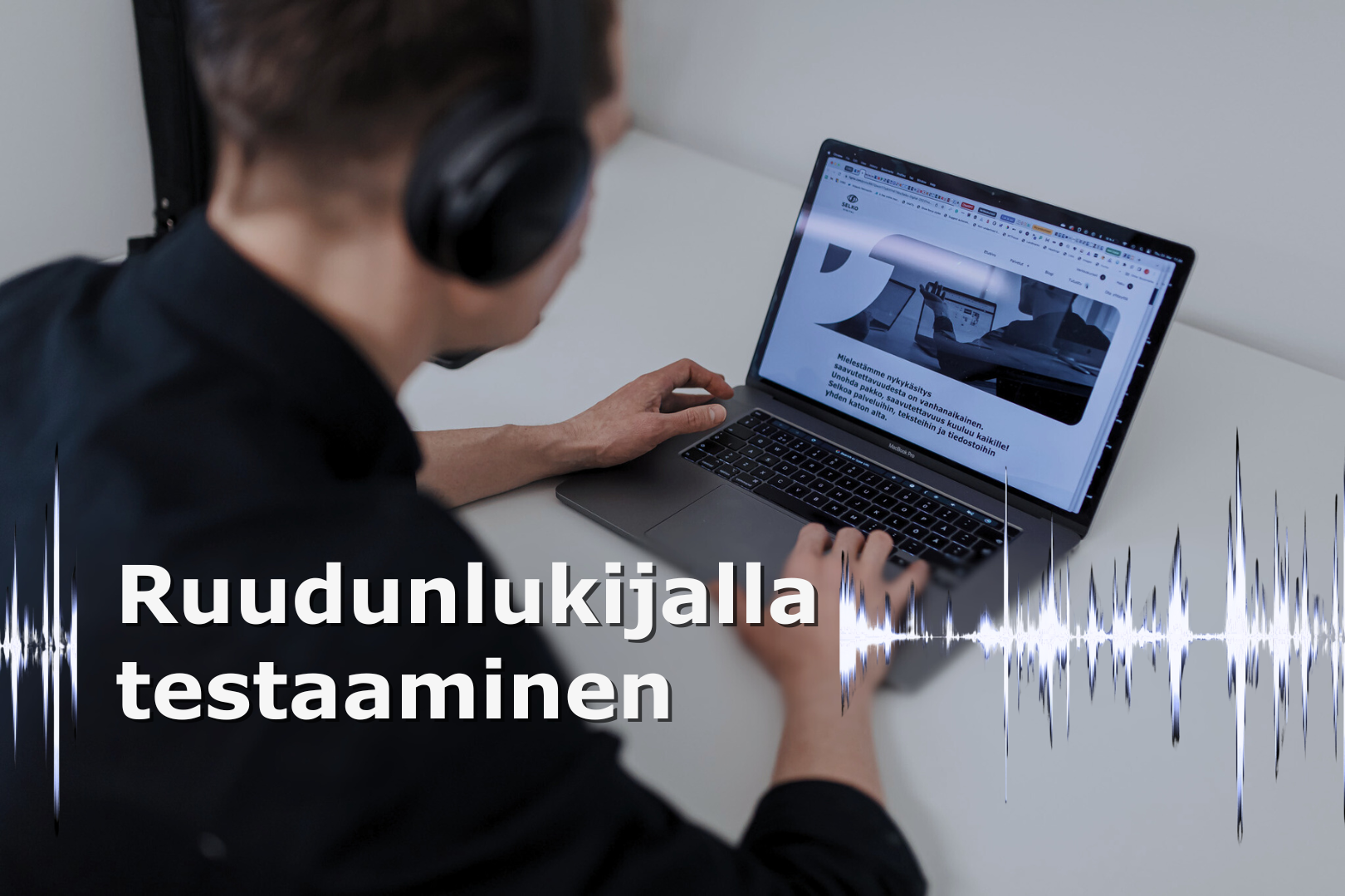 Etualalla on ääniaaltoja sekä teksti: "Ruudunlukijalla testaaminen". Taustalla henkilö testaa verkkosivua kuulokkeet päässään.